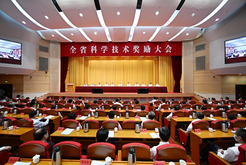 圖為江蘇省科學(xué)技術(shù)獎(jiǎng)勵(lì)大會(huì)現(xiàn)場。吳勝攝
