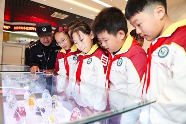 學(xué)生代表參觀禁毒展。鹽城公安供圖