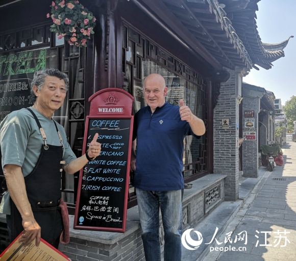 愛逛古巷的巴西人和揚(yáng)州朋友在仁豐里開了一家西餐廳。 人民網(wǎng) 張玉峰攝