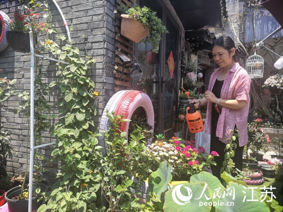 原在上海工作的袁荔退休后重回?fù)P州古城生活。 人民網(wǎng) 張玉峰攝