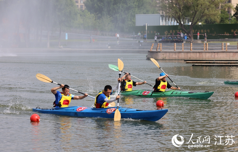 夏日清晨，一艘艘色彩鮮艷的賽艇和槳板在伯瀆河畔穿梭。朱剛?cè)簲z