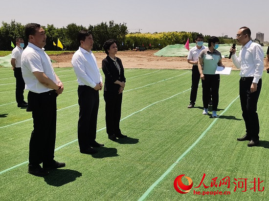 觀摩團(tuán)現(xiàn)場了解項(xiàng)目建設(shè)情況。人民網(wǎng) 張繼航攝