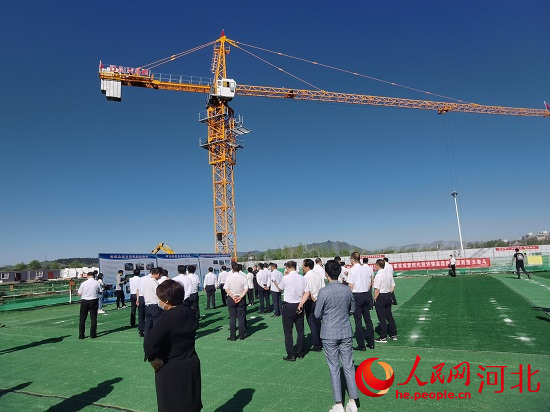 觀摩團(tuán)走進(jìn)塔吊林立的項(xiàng)目現(xiàn)場。人民網(wǎng)張繼航攝