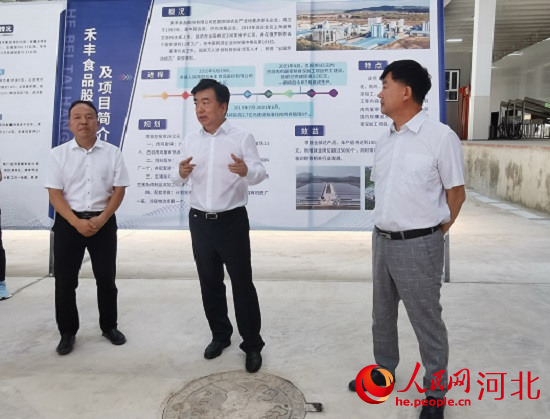 黨曉龍?jiān)诤特S項(xiàng)目現(xiàn)場鼓勵(lì)大家以商招商。 人民網(wǎng) 張繼航攝