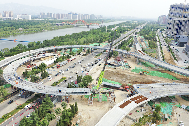 市區(qū)五一路快速通道工程西段順利合龍。