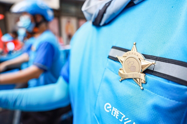 外賣員佩戴城市檢“茬”官徽章。盛義攝