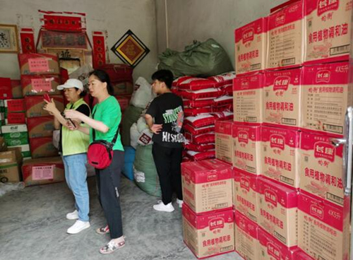 湖南省永州市江華瑤族自治縣越野e族江華中隊(duì)17輛越野車，滿載著永州市星望混凝土有限公司捐贈(zèng)的7萬元物資送達(dá)江華瑤族自治縣蔚竹口鄉(xiāng)磨刀村。受訪單位供圖