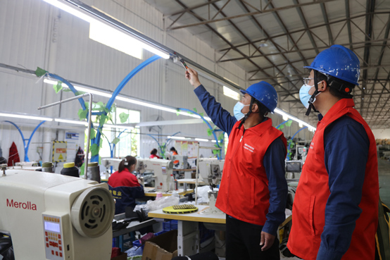 國網(wǎng)廣平縣供電公司共產(chǎn)黨員服務(wù)隊(duì)到當(dāng)?shù)胤b加工企業(yè)了解企業(yè)用電需求，幫助企業(yè)排查安全用電隱患。施振宇攝