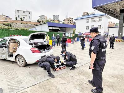 圖為民警對(duì)重點(diǎn)車輛是否攜帶毒品進(jìn)行檢查。省禁毒委供圖