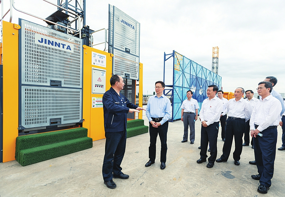 六月二十八日，中共中央政治局常委、國務(wù)院副總理韓正到山西太原調(diào)研，主持召開煤炭清潔高效利用專題座談會并講話。這是韓正走進山西建筑產(chǎn)業(yè)現(xiàn)代化瀟河園區(qū)，察看綠色智能建筑裝備制造基地建設(shè)情況。新華社記者翟健嵐攝