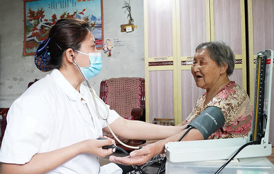 護理團隊醫(yī)生為老人測量血壓。 陳佳兵攝