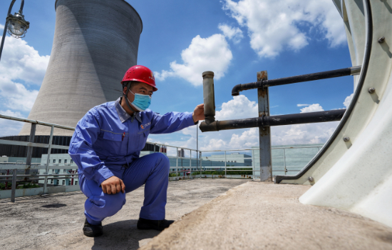 河北涿州京源熱電有限責(zé)任公司技術(shù)人員正在對(duì)設(shè)備進(jìn)行檢驗(yàn)排查。劉楊攝