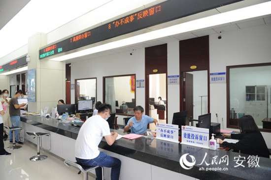 市民向“辦不成事”反映窗口工作人員咨詢。人民網 胡雨松攝