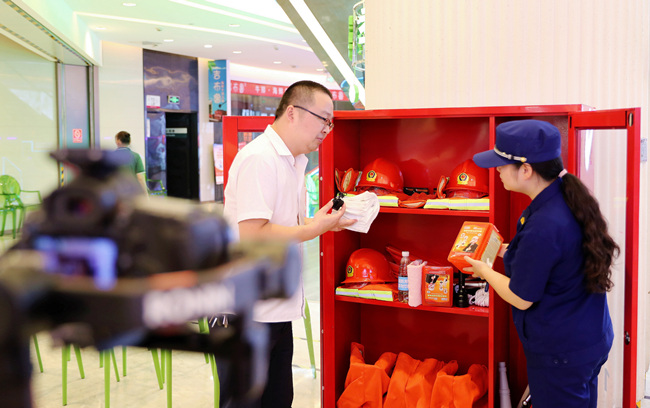 通過直播講解消防器材的使用方法。單位供圖