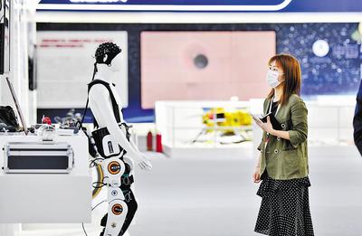 近日，第六屆世界智能大會(huì)在天津開幕，圖為參會(huì)嘉賓參觀天津制造業(yè)立市展。 新華社記者 趙子碩攝