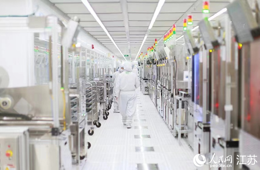 在希捷國(guó)際科技（無(wú)錫）有限公司生產(chǎn)車間，技術(shù)人員正在巡查作業(yè)。新吳區(qū)委宣傳部供圖