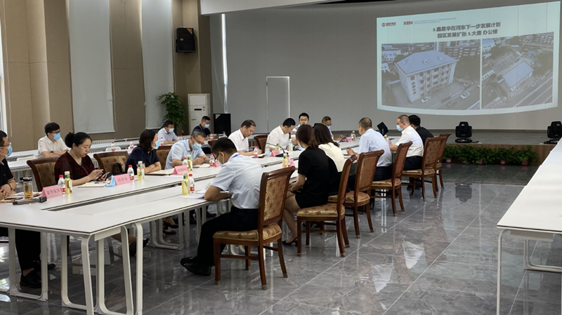 河?xùn)|區(qū)委書記范少軍一行深入老電建公司辦公園區(qū)就盤活園區(qū)工作進(jìn)行部署研究。河?xùn)|區(qū)供圖