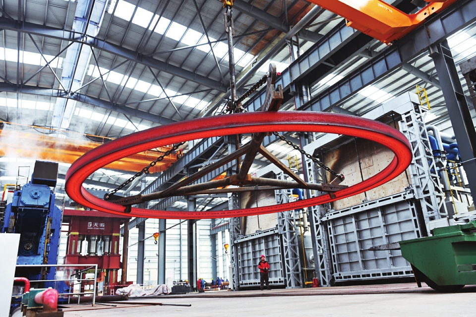 定襄縣作為太忻一體化經(jīng)濟區(qū)建設的12個先行啟動區(qū)之一，借助發(fā)展機遇，全力延長產(chǎn)業(yè)鏈條、補齊產(chǎn)業(yè)短板、培育優(yōu)質(zhì)市場主體、拓寬應用領(lǐng)域，進軍高精尖應用行業(yè)。 記者孫榮祥攝