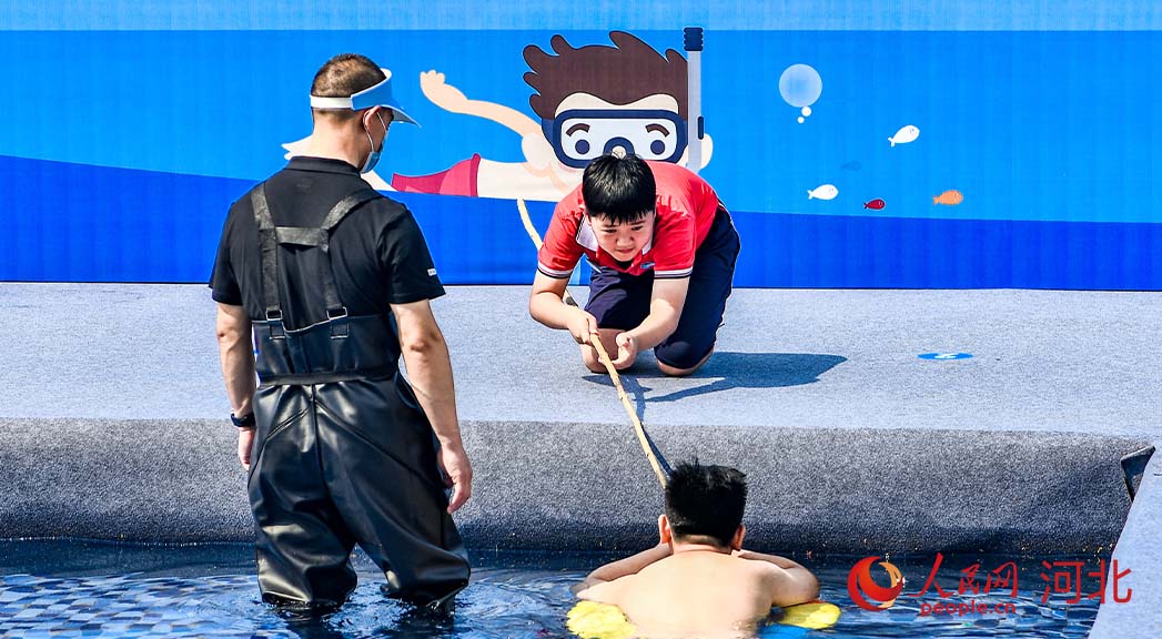 活動現(xiàn)場模擬演練。 人民網(wǎng) 周博攝