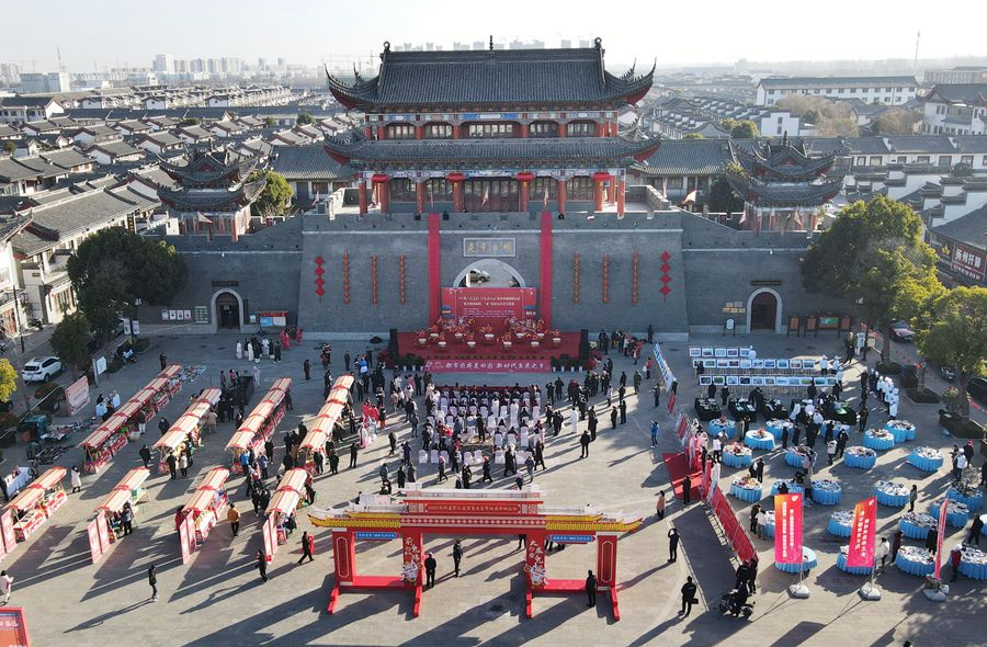 城門掛春聯(lián)，金湖沖刺“開門紅”。陳義寶攝