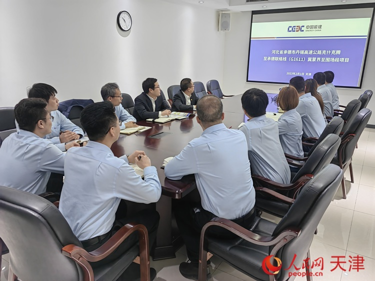 近日，中能建路橋工程有限公司領(lǐng)導(dǎo)班子成員與員工開會討論，如何根據(jù)今年的項目招聘合適的優(yōu)秀人才。  人民網(wǎng) 孫翼飛攝