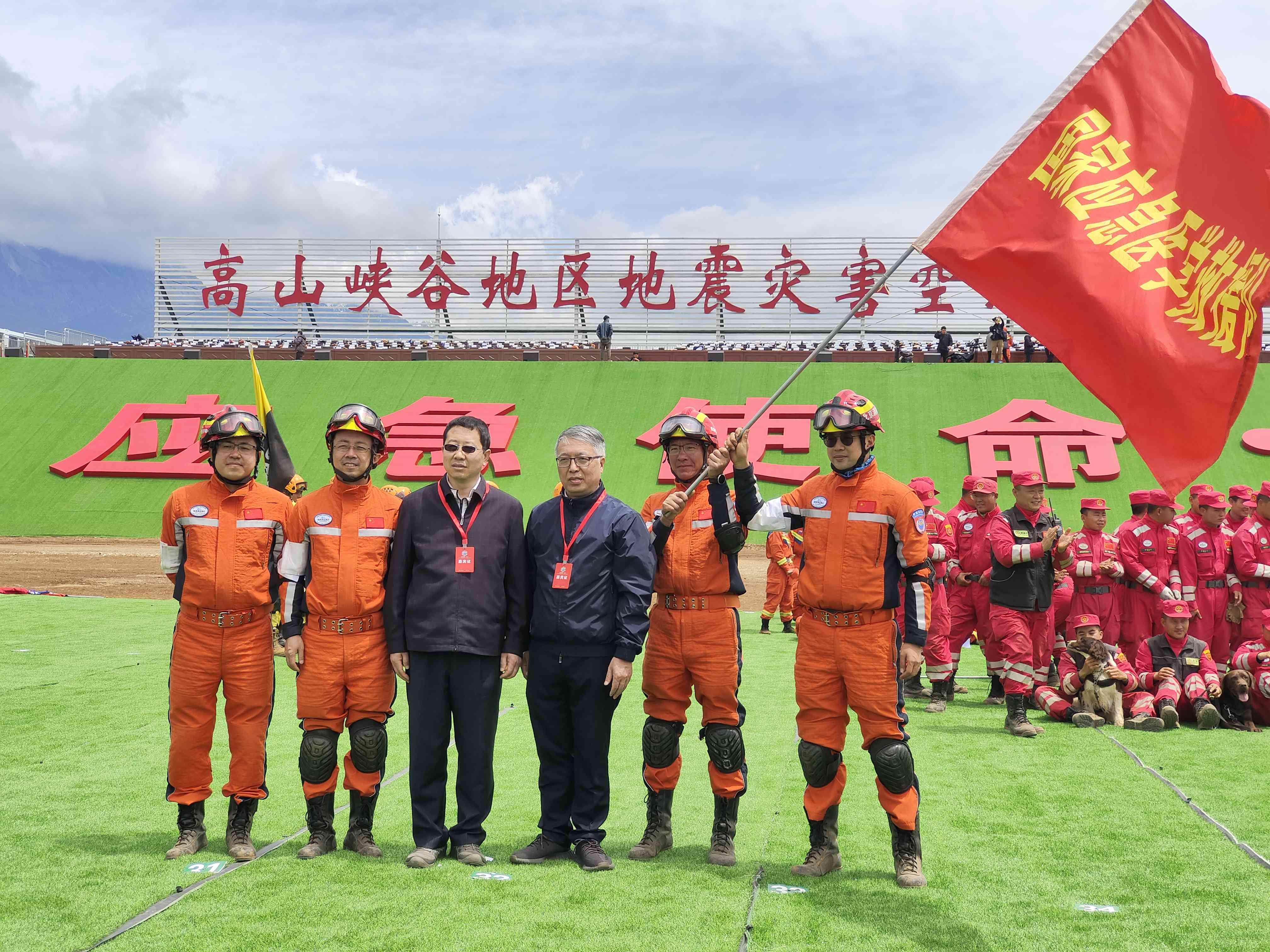 呂國(guó)忠以總領(lǐng)隊(duì)身份，帶領(lǐng)國(guó)家應(yīng)急醫(yī)學(xué)救援隊(duì)演練。受訪者供圖