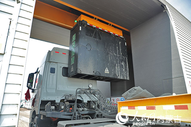 萬(wàn)利新能源數(shù)字陸港里，正在充換電站進(jìn)行換電的重卡。人民網(wǎng)記者 趙夢(mèng)月攝