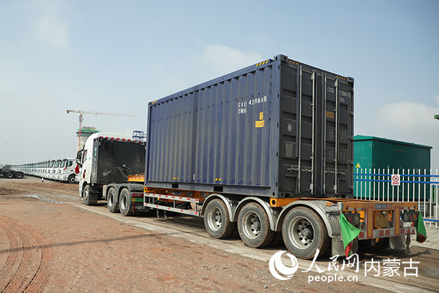 新能源重卡采用集裝箱運(yùn)輸。人民網(wǎng)記者 趙夢(mèng)月攝