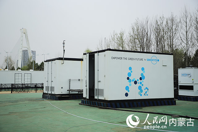 鄂爾多斯碳中和研究院內(nèi)的制氫設(shè)備。人民網(wǎng)記者 趙夢(mèng)月攝