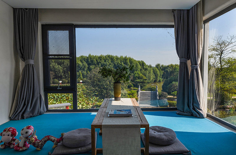 位于四頂山腳下的四頂山居，推窗見景，望山親水。吳芳攝