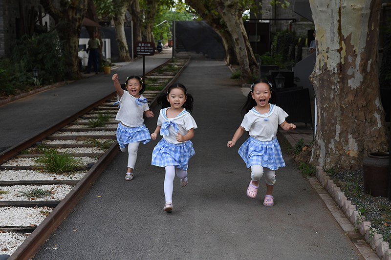 由礦場家屬區(qū)改造而來的“鮮花小院”民宿，深受孩子們的喜愛。吳芳攝