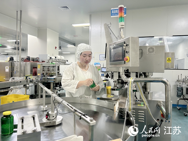 工作人員在操作檢測(cè)儀器。人民網(wǎng) 王丹丹攝