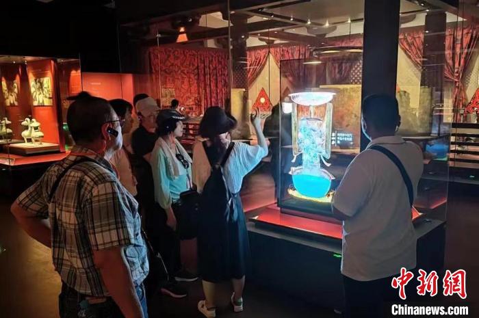 圖為臺(tái)灣新北市永和區(qū)里長(zhǎng)聯(lián)誼會(huì)江西參訪團(tuán)一行在南昌漢代?；韬顕?guó)遺址博物館內(nèi)參觀展出的珍貴文物。　駱小龍 攝