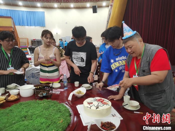 圖為內(nèi)蒙古臺(tái)辦為臺(tái)胞過生日?！±類燮?攝