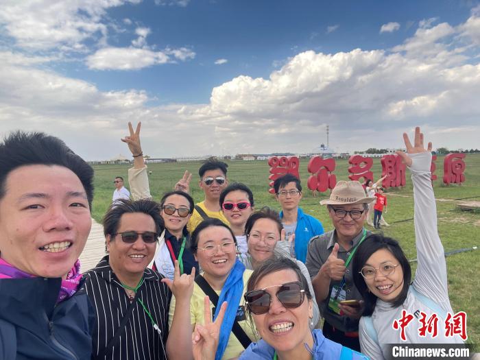圖為臺(tái)胞在鄂爾多斯草原合影。　葉冠賢 攝