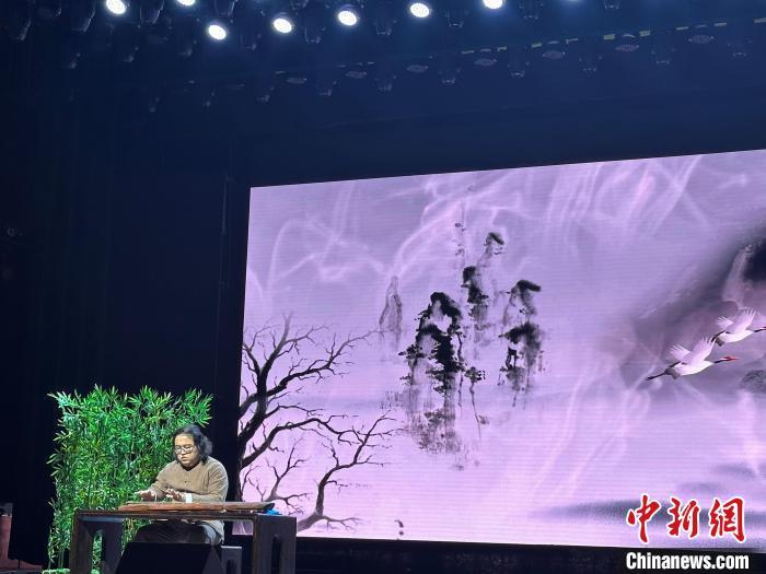 閩派古琴名家陳志強(qiáng)演奏一曲《流水》?！堺惥?攝