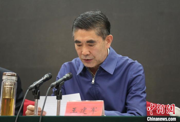 圖為青海省委書(shū)記王建軍出席會(huì)議并作講話?！?zhí)砀?攝