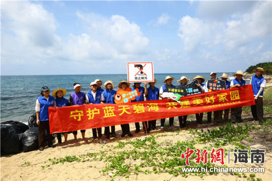 環(huán)保志愿者呼吁停止隨地扔垃圾、破壞環(huán)境等不文明行為。