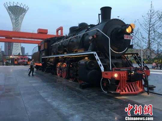 公園內(nèi)保留布置了蒸汽時代火車頭?！「呒t超 攝