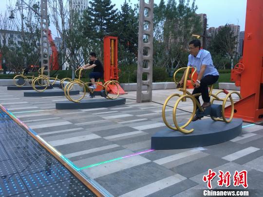 市民使用公園內(nèi)的健身設施?！「呒t超 攝