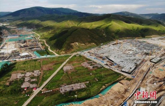 6月28日，航拍鏡頭下的河北張家口冬奧會(huì)太子城冰雪小鎮(zhèn)項(xiàng)目。太子城冰雪小鎮(zhèn)項(xiàng)目位于2022年冬奧會(huì)張家口賽區(qū)核心區(qū)，連接張家口賽區(qū)云頂和古楊樹兩個(gè)競(jìng)賽場(chǎng)館群，建成后將承擔(dān)賽時(shí)核心區(qū)配套保障功能，提供冬奧頒獎(jiǎng)、貴賓接待、交通換乘、休閑娛樂等服務(wù)，賽后將成為一座國際化四季度假小鎮(zhèn)。 中新社記者 楊艷敏 攝