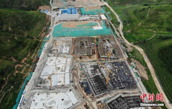 6月28日，航拍鏡頭下的河北張家口冬奧會(huì)太子城冰雪小鎮(zhèn)項(xiàng)目。太子城冰雪小鎮(zhèn)項(xiàng)目位于2022年冬奧會(huì)張家口賽區(qū)核心區(qū)，連接張家口賽區(qū)云頂和古楊樹兩個(gè)競(jìng)賽場(chǎng)館群，建成后將承擔(dān)賽時(shí)核心區(qū)配套保障功能，提供冬奧頒獎(jiǎng)、貴賓接待、交通換乘、休閑娛樂等服務(wù)，賽后將成為一座國際化四季度假小鎮(zhèn)。 中新社記者 楊艷敏 攝