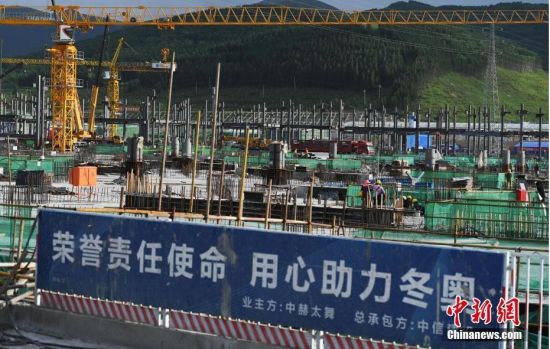 6月28日，河北張家口冬奧會(huì)太子城冰雪小鎮(zhèn)項(xiàng)目現(xiàn)場(chǎng)。太子城冰雪小鎮(zhèn)項(xiàng)目位于2022年冬奧會(huì)張家口賽區(qū)核心區(qū)，連接張家口賽區(qū)云頂和古楊樹兩個(gè)競(jìng)賽場(chǎng)館群，建成后將承擔(dān)賽時(shí)核心區(qū)配套保障功能，提供冬奧頒獎(jiǎng)、貴賓接待、交通換乘、休閑娛樂等服務(wù)，賽后將成為一座國際化四季度假小鎮(zhèn)。 中新社記者 楊艷敏 攝