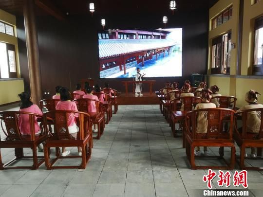 學生們在大原書院誦讀國學經(jīng)典?！⊥貔i 攝