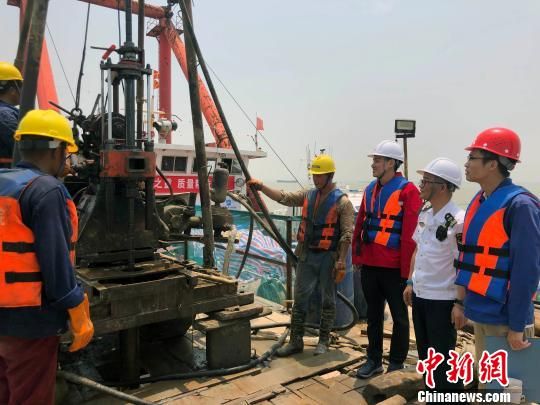圖為勘察設計人員與常熟海事局執(zhí)法船在現場配合鉆探施工?！∥赫?攝