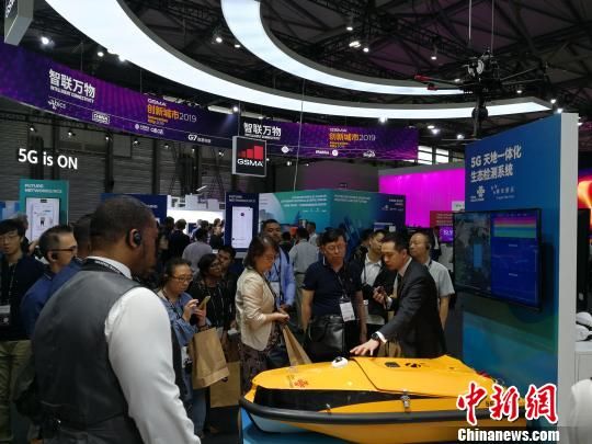 圖為現(xiàn)場(chǎng)人員講解5G“天地一體化”生態(tài)檢測(cè)系統(tǒng)?！∪伟厮?攝