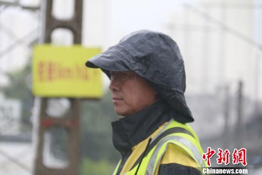 蘭州西工務(wù)段蘭州線路車間防護(hù)員雨中巡查。　王光輝 攝