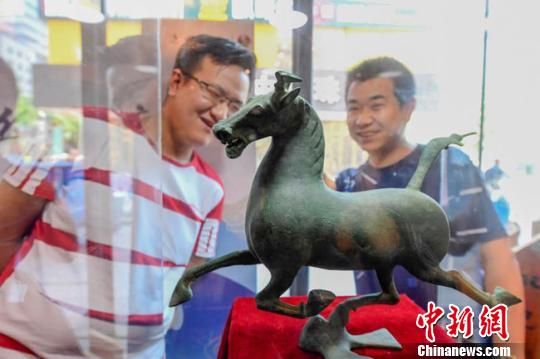 甘肅省博物館將榮登《國家寶藏》的文物銅奔馬和人頭形器口彩陶瓶搬到了絲路如意餐廳，讓顧客在餐廳內(nèi)就能近距離的和文物面對面?！＄娦?攝
