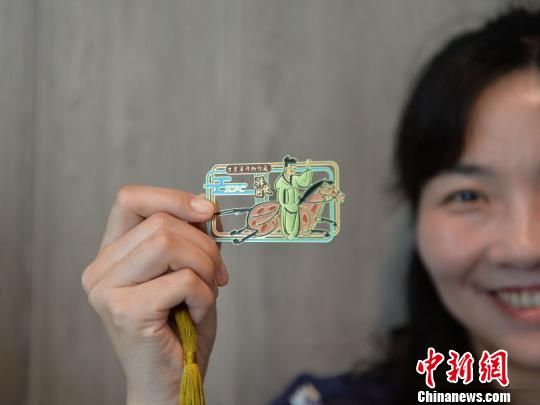 絲路主題餐廳內(nèi)推出的文創(chuàng)產(chǎn)品?！＄娦?攝