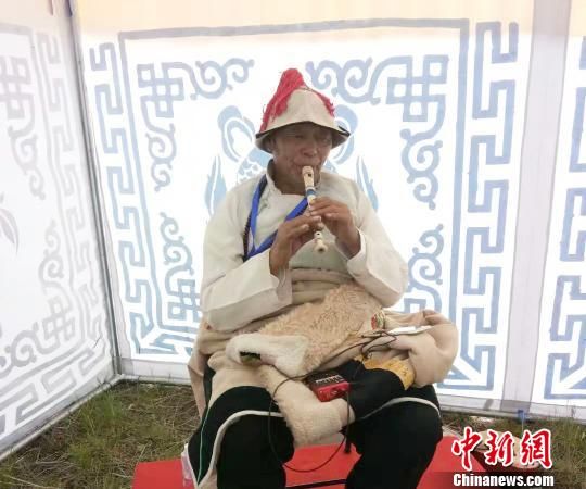 圖為瑪曲縣非遺彈唱藝術(shù)?！＄娦?攝